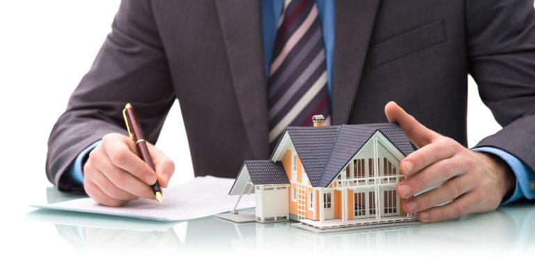 Abogado realizando una Tasación Inmobiliaria